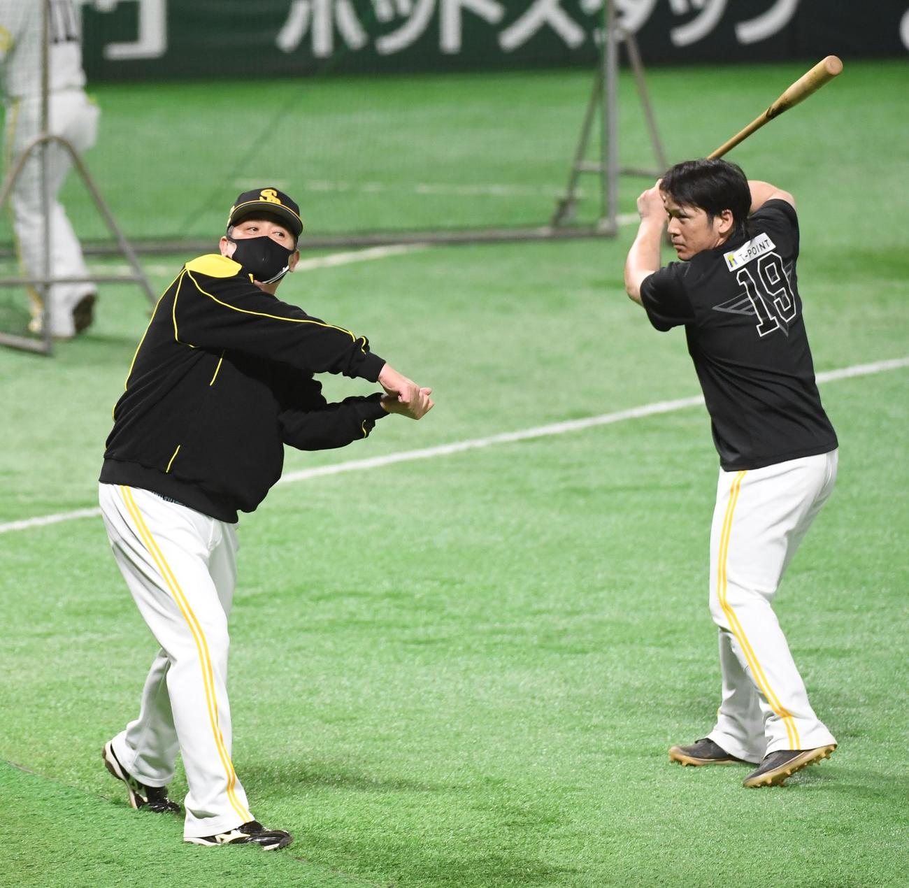 甲斐拓也に打撃指導する工藤公康監督（撮影・今浪浩三）