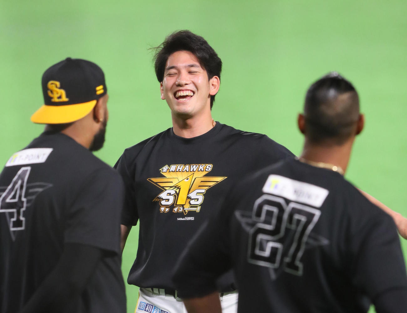 練習中「元気100倍アンパンマン！」のかけ声をナインの前で披露したソフトバンク栗原は満面の笑みを見せる（撮影・足立雅史）