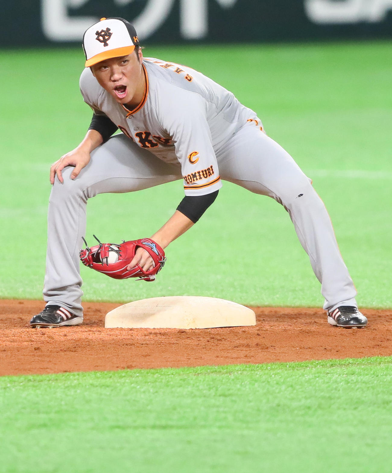 シートノックでナインを鼓舞する巨人坂本（撮影・足立雅史）