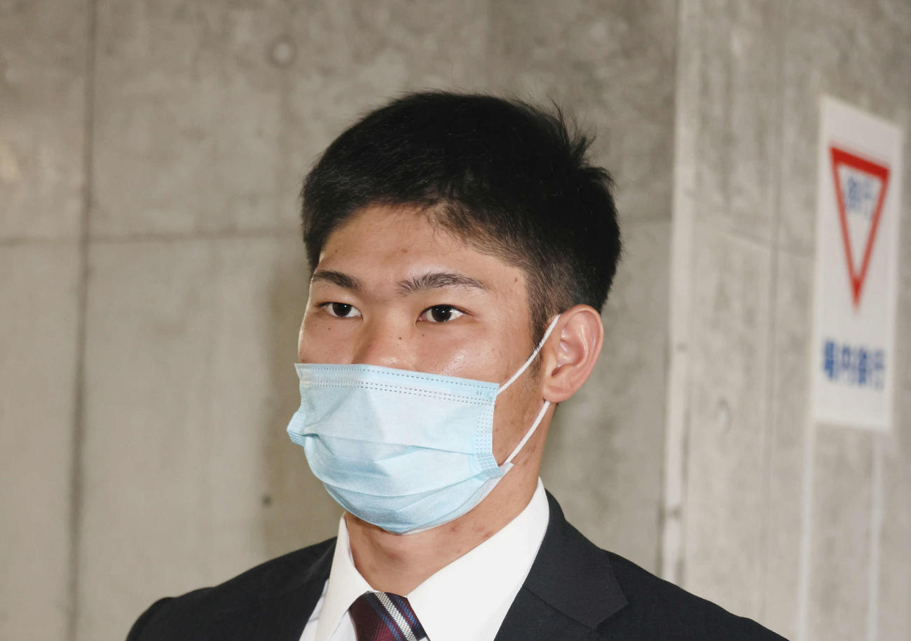 契約更改した坂倉（撮影・加藤孝規）