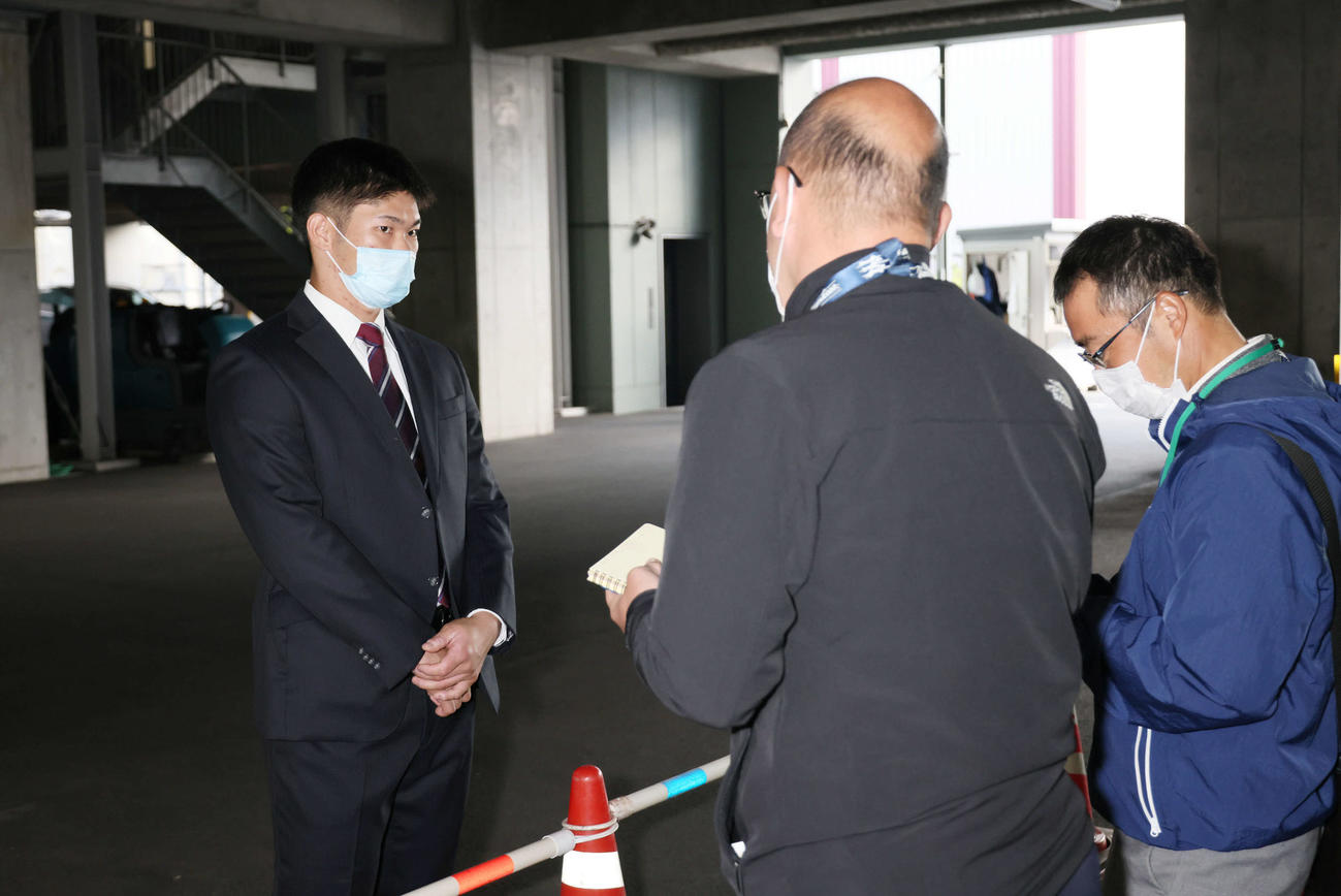 契約更改した坂倉（左）（撮影・加藤孝規）