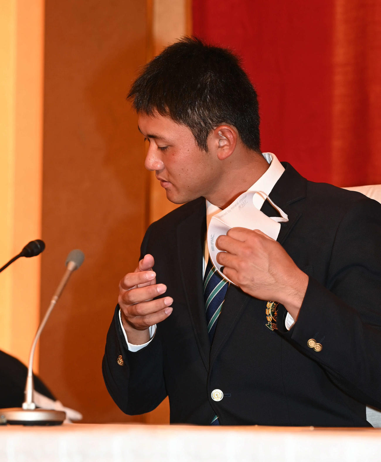 仮契約を終えて会見に臨む巨人ドラフト1位平内はマスクを外す（撮影・山崎安昭）