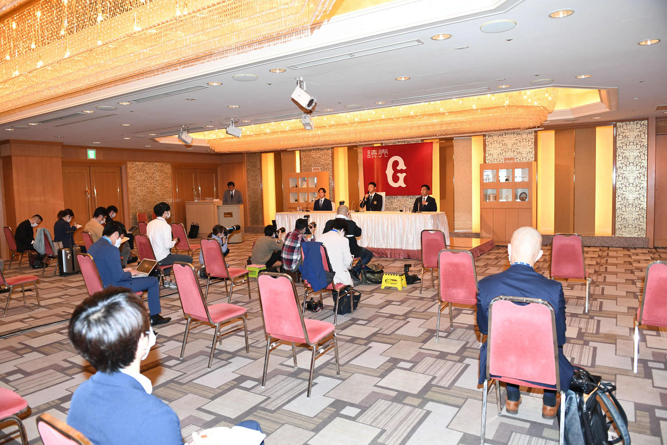 仮契約を終えて会見に臨む巨人ドラフト1位平内（中央）。密を避けるため間引きされたイスに報道陣が座った（撮影・山崎安昭）