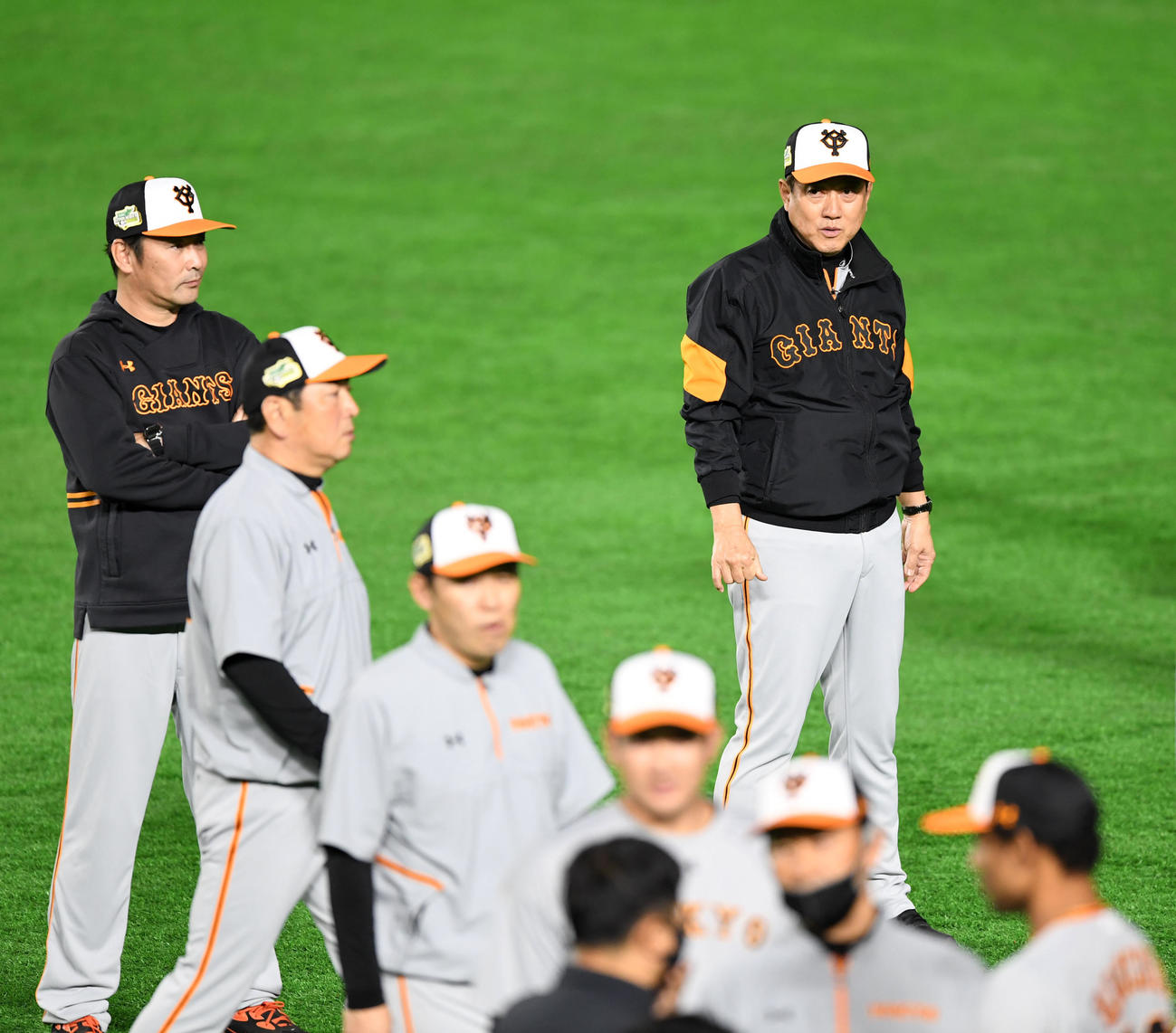 気合のこもった表情で練習へ向かう巨人原監督（右）（撮影・横山健太）