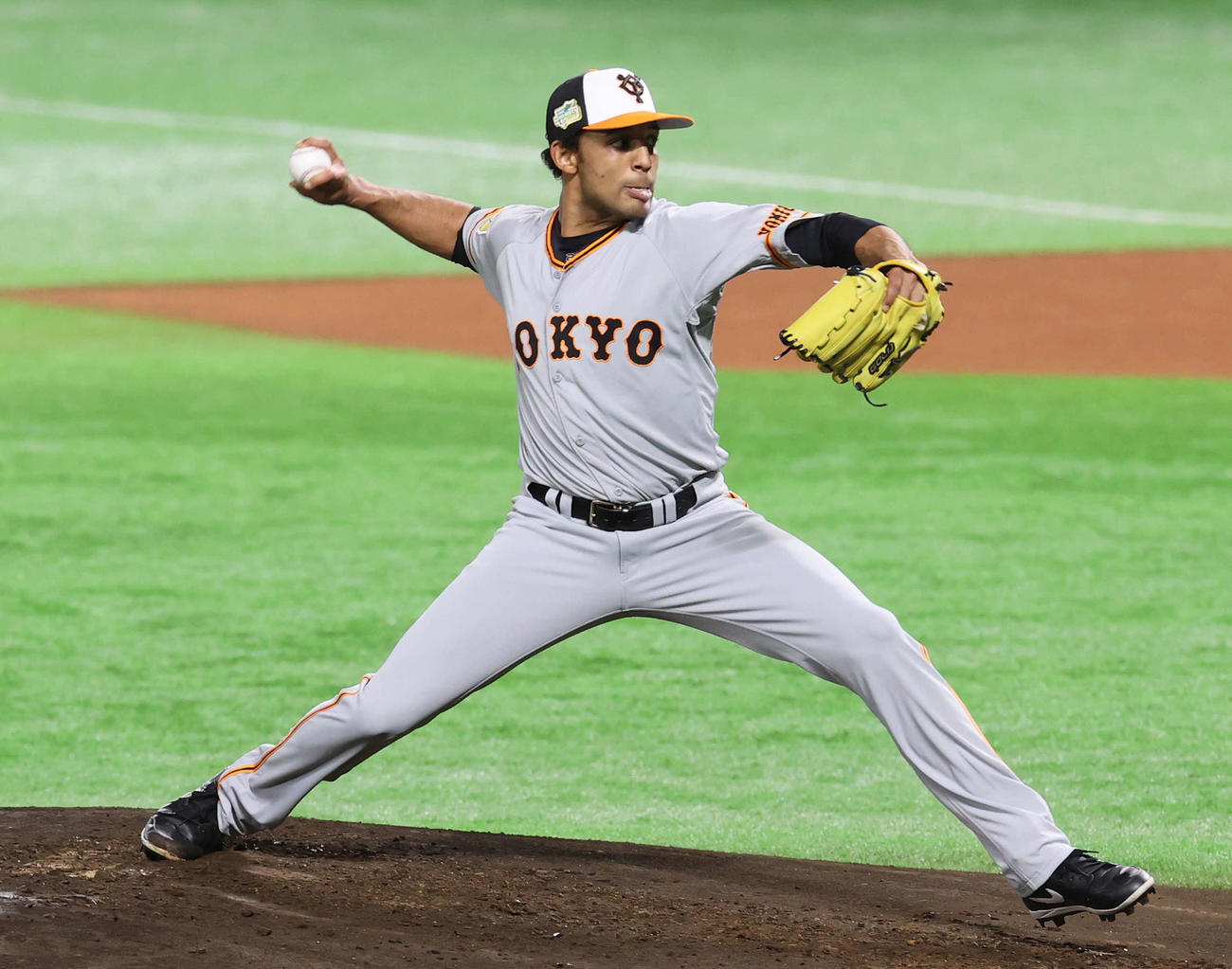 ペイペイドームのマウンドで投球練習する巨人サンチェス（撮影・河野匠）