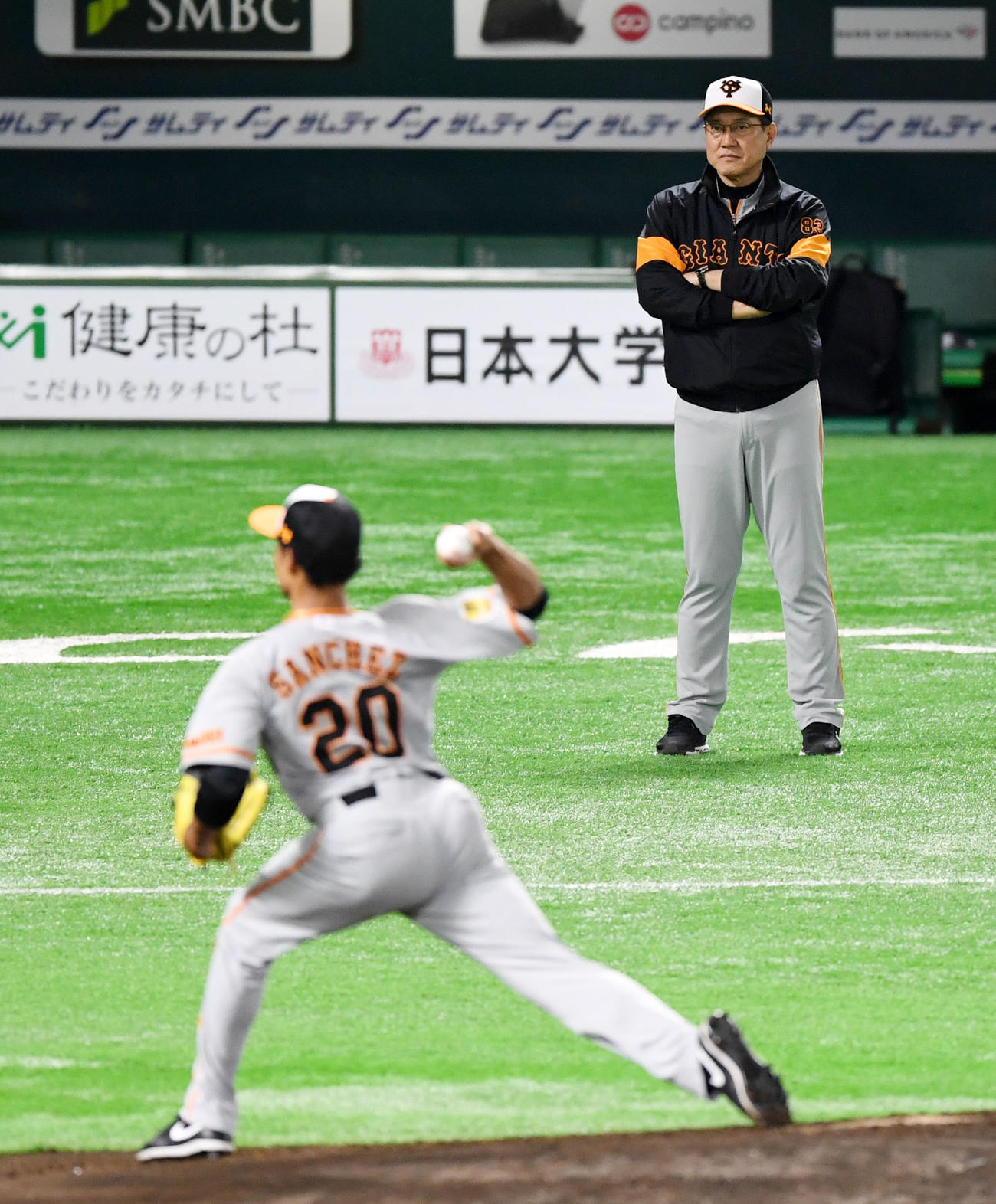 巨人サンチェス（手前）の投球を見つめる原監督（撮影・横山健太）