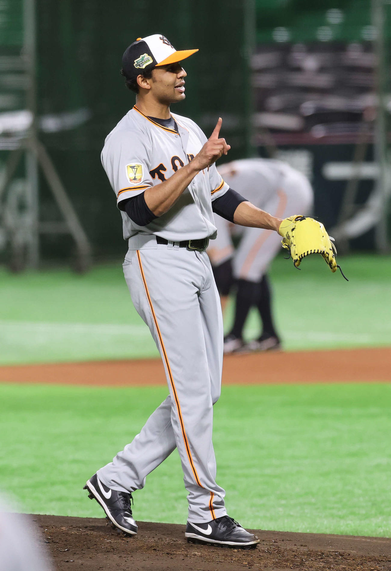ペイペイドームのマウンドでの投球練習でもう1球を要求する巨人サンチェス（撮影・河野匠）