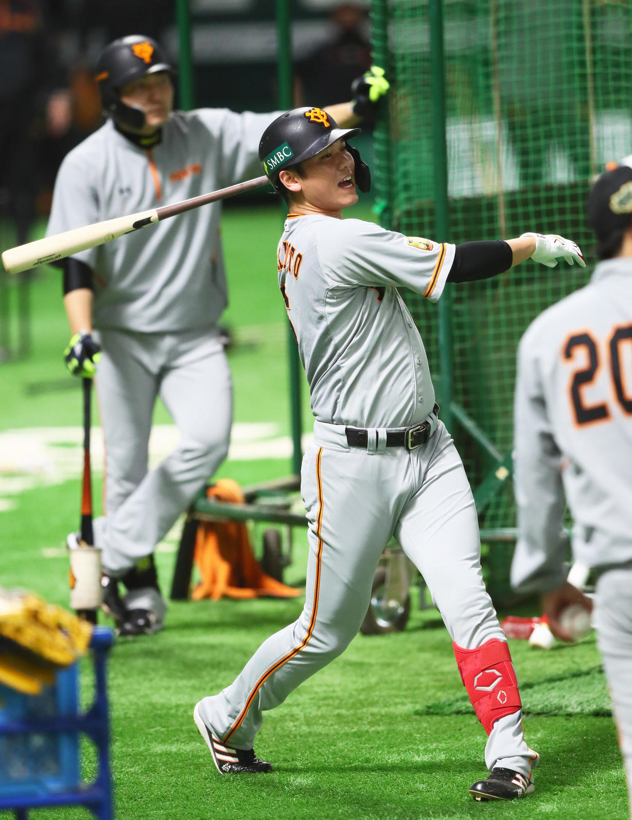 ロングティーで笑顔を見せる巨人坂本（撮影・足立雅史）