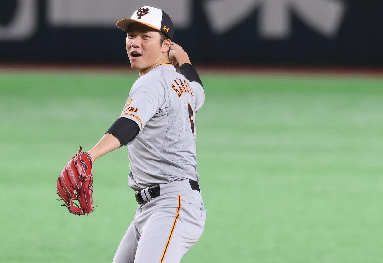リラックスした表情で練習を行う巨人坂本（撮影・垰建太）