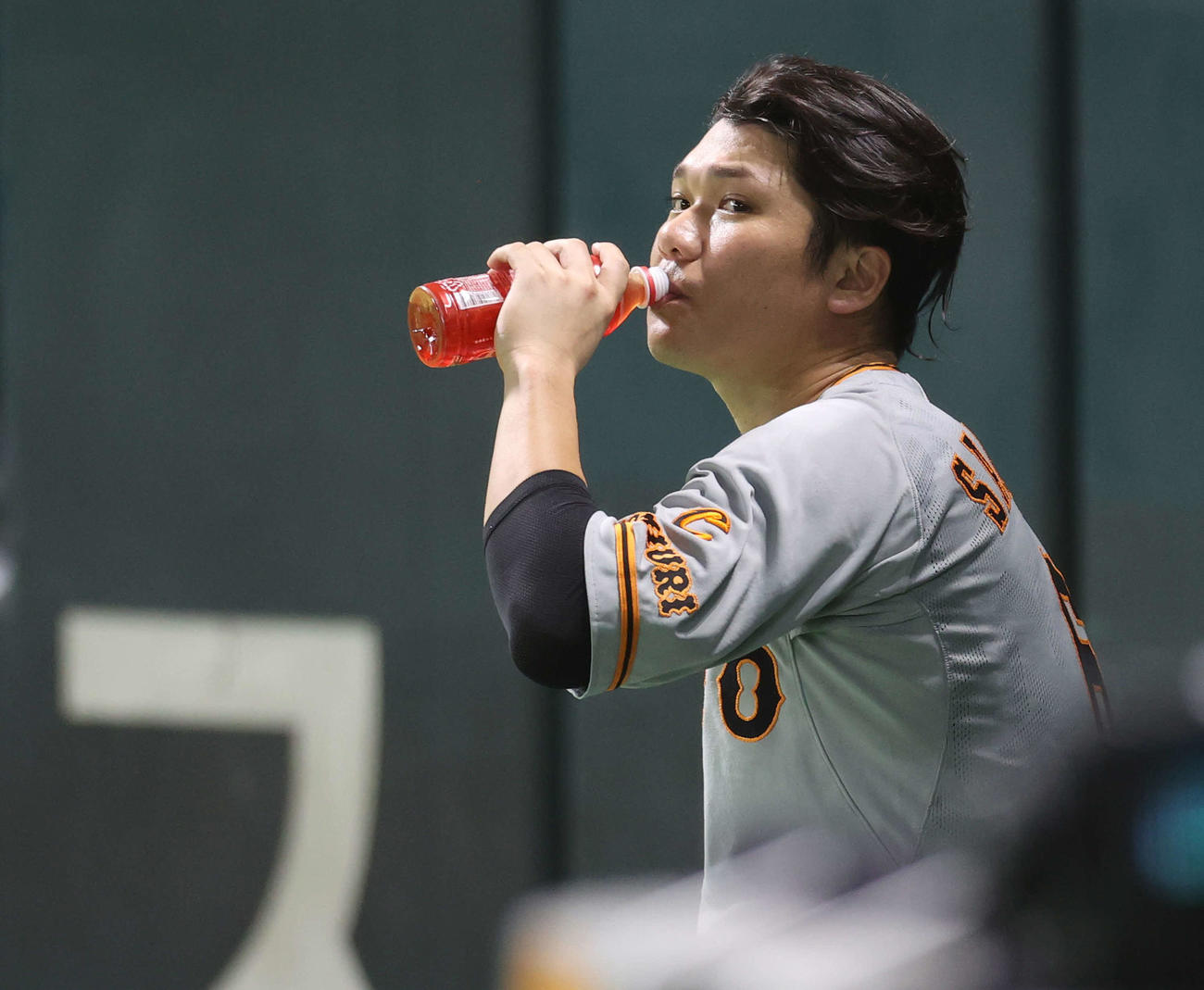ペイペイドームでの練習で水分補給する巨人坂本（撮影・河野匠）