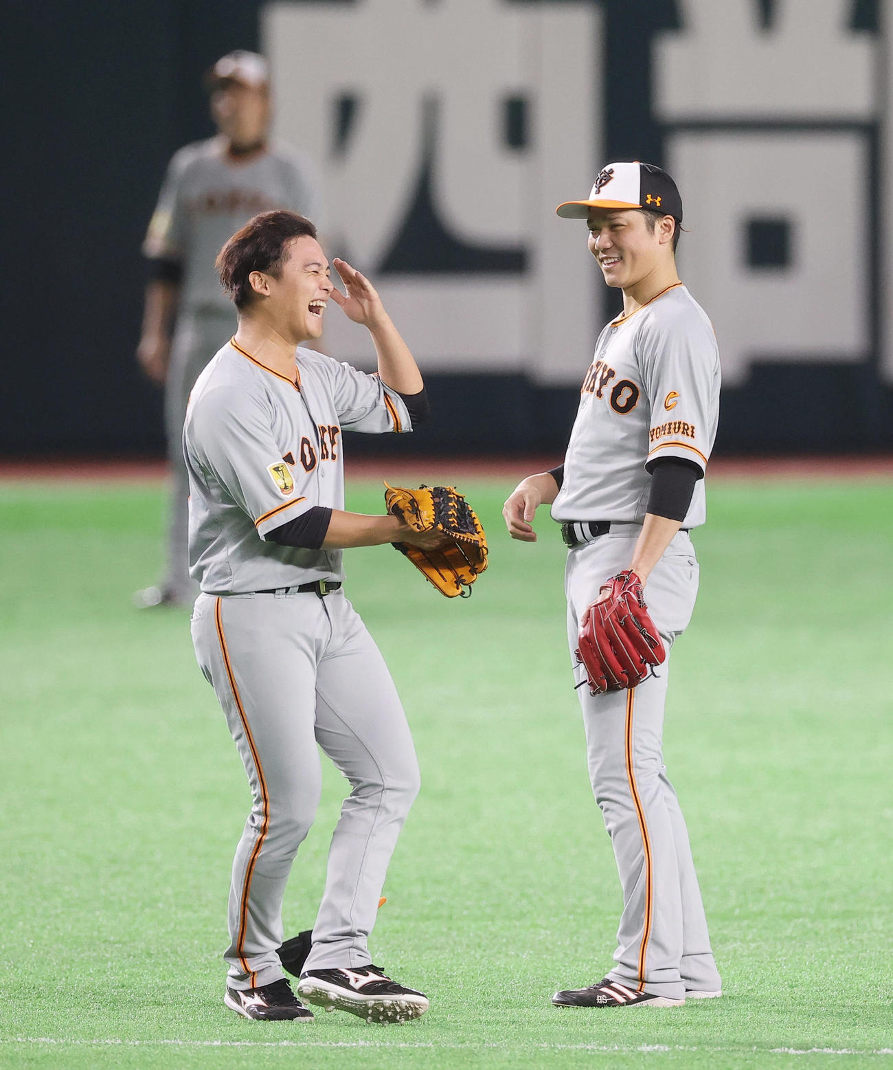 練習中、巨人坂本（右）は石川を冗談交じりにお説教（撮影・垰建太）