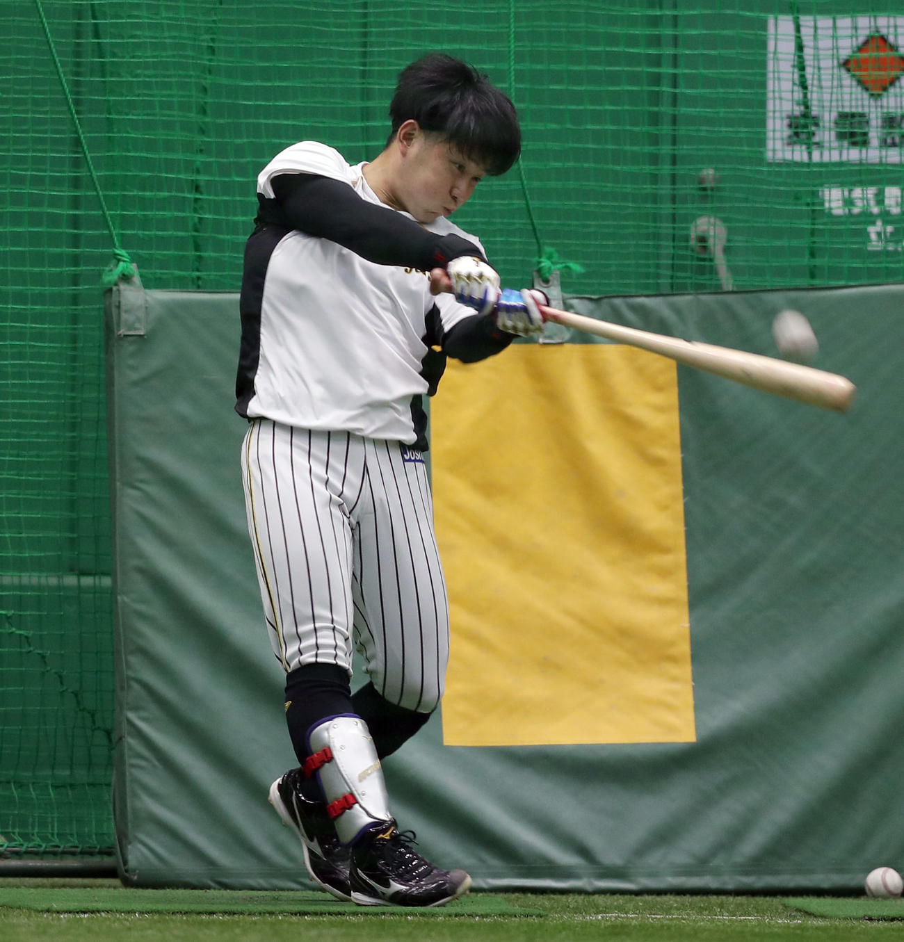 室内練習場で打撃練習を行う阪神糸原（撮影・前田充）