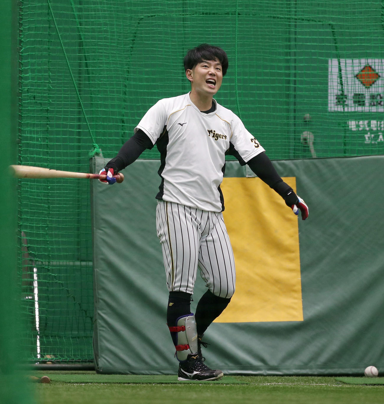 室内練習場で打撃練習を行う阪神糸原（撮影・前田充）