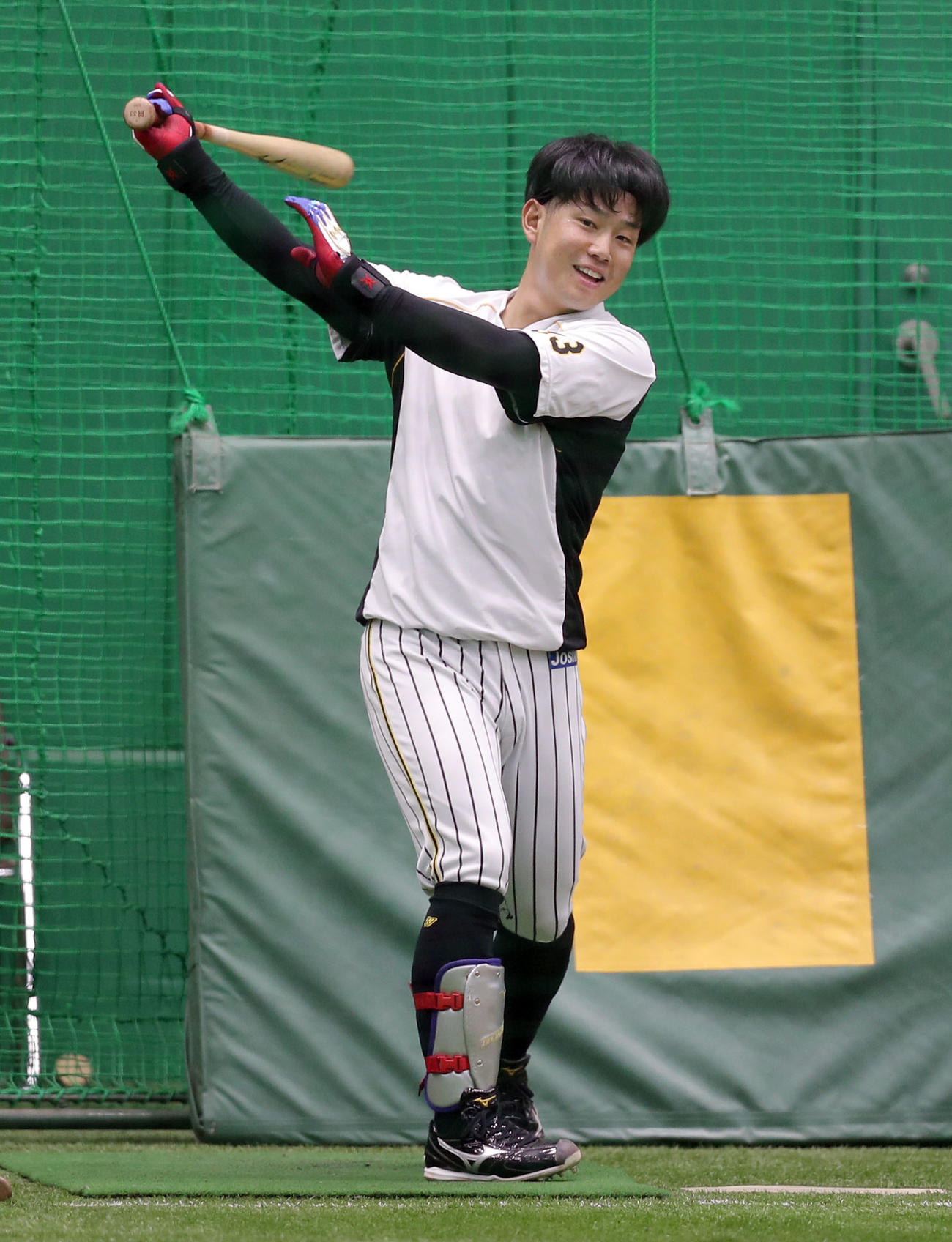 笑顔を見せながら打撃練習を行う阪神糸原（撮影・前田充）