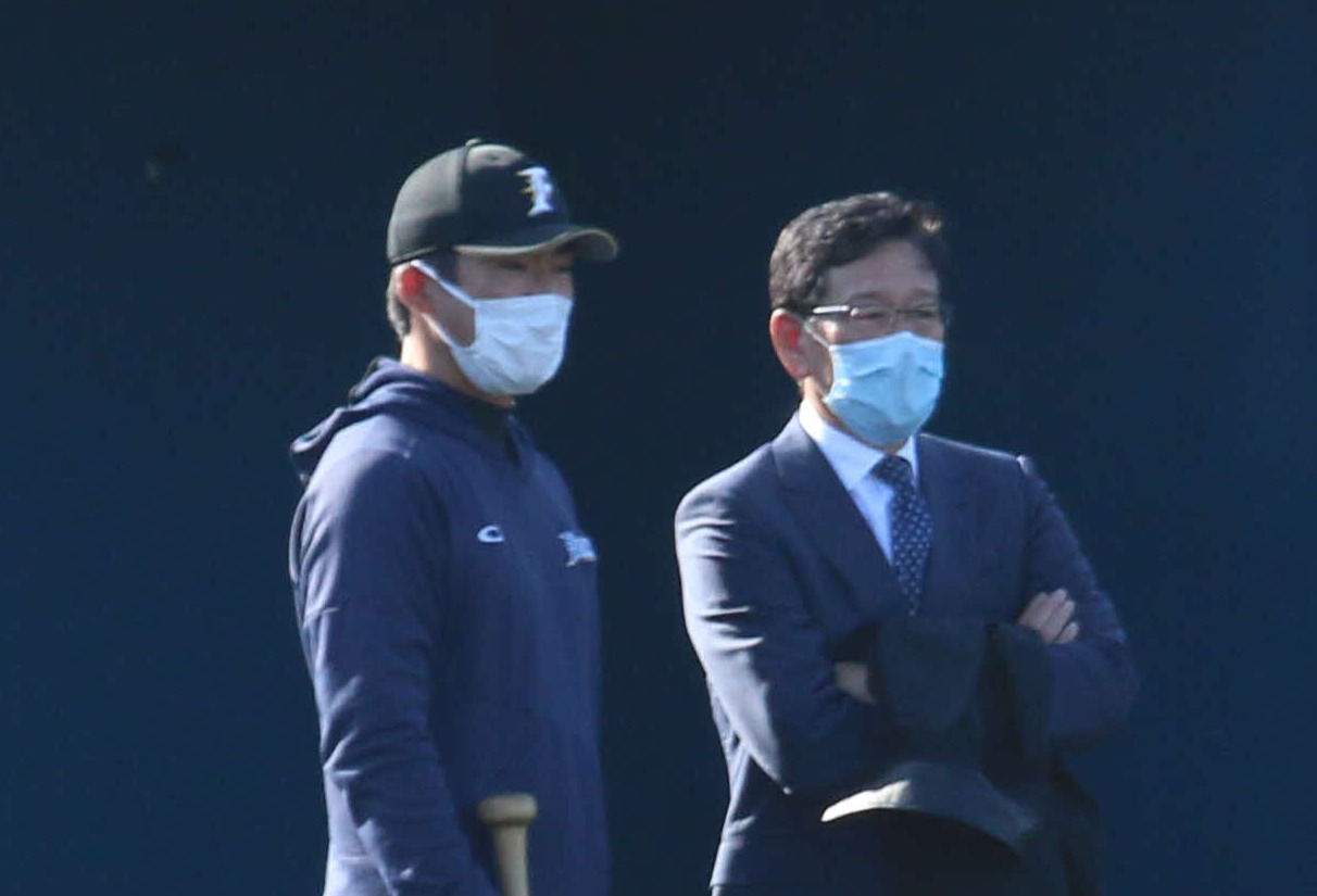 「みやざきフェニックス・リーグ」を視察に訪れた日本ハム栗山監督（左は小笠原ヘッド兼打撃コーチ）（撮影・木下大輔）