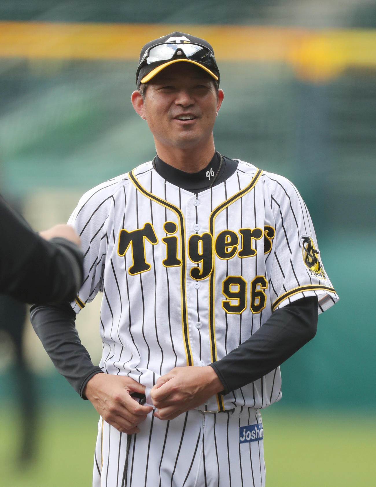 30アウトノックを終え笑顔を見せる阪神筒井コーチ（撮影・前田充）
