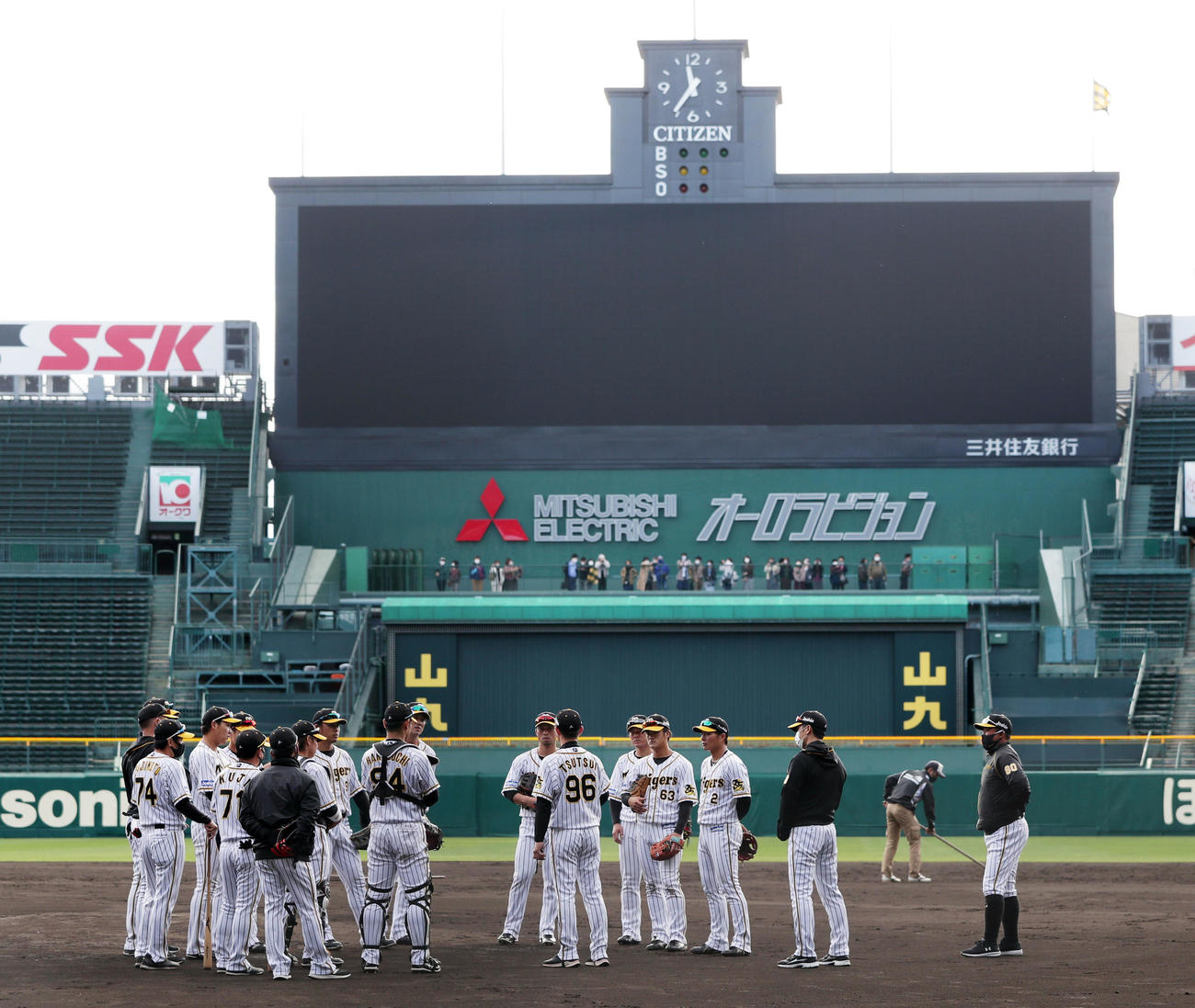 30アウトノックを終え、集まる阪神ナイン（撮影・前田充）