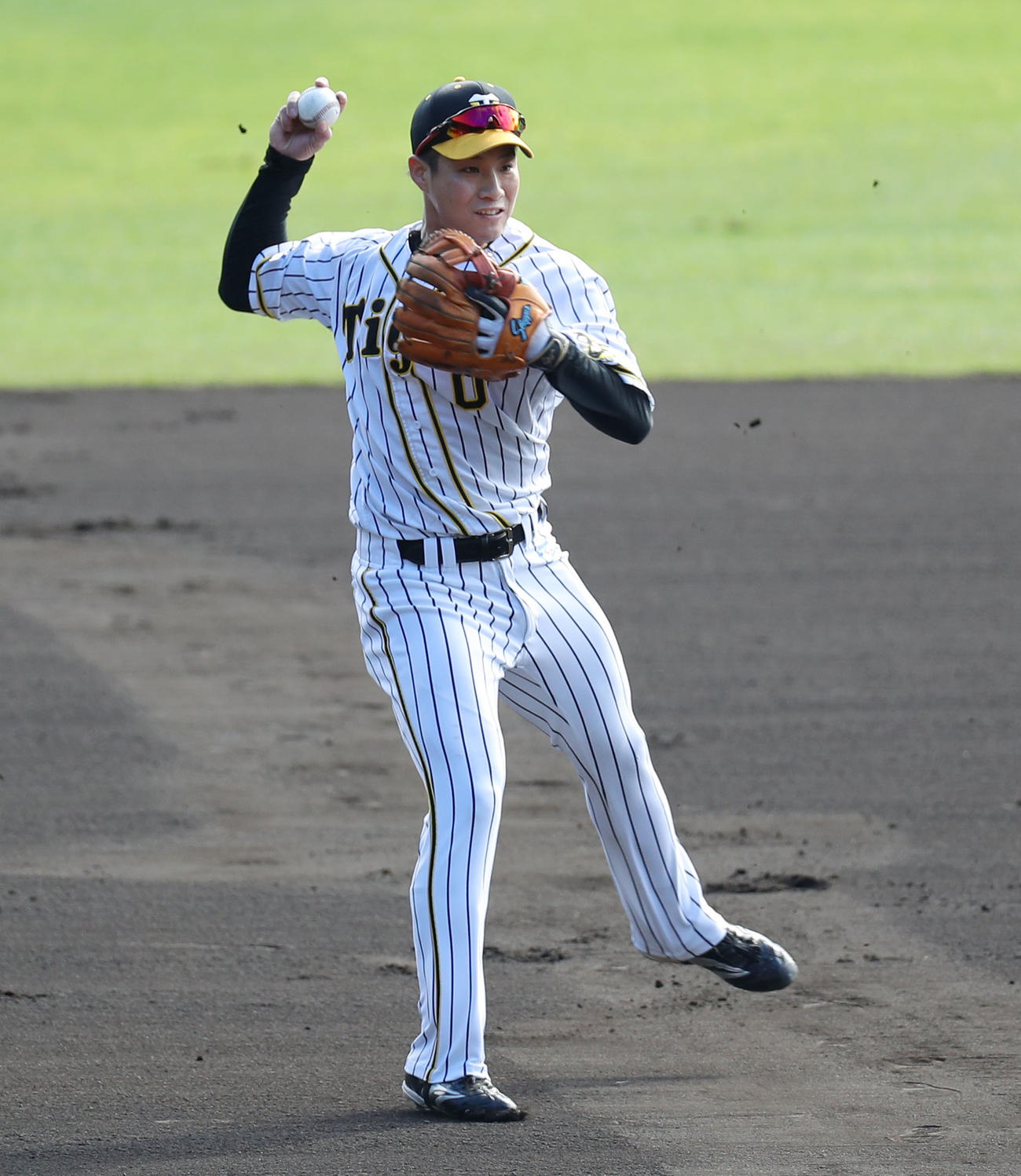 遊撃で30アウトノックを受ける木浪（撮影・前田充）