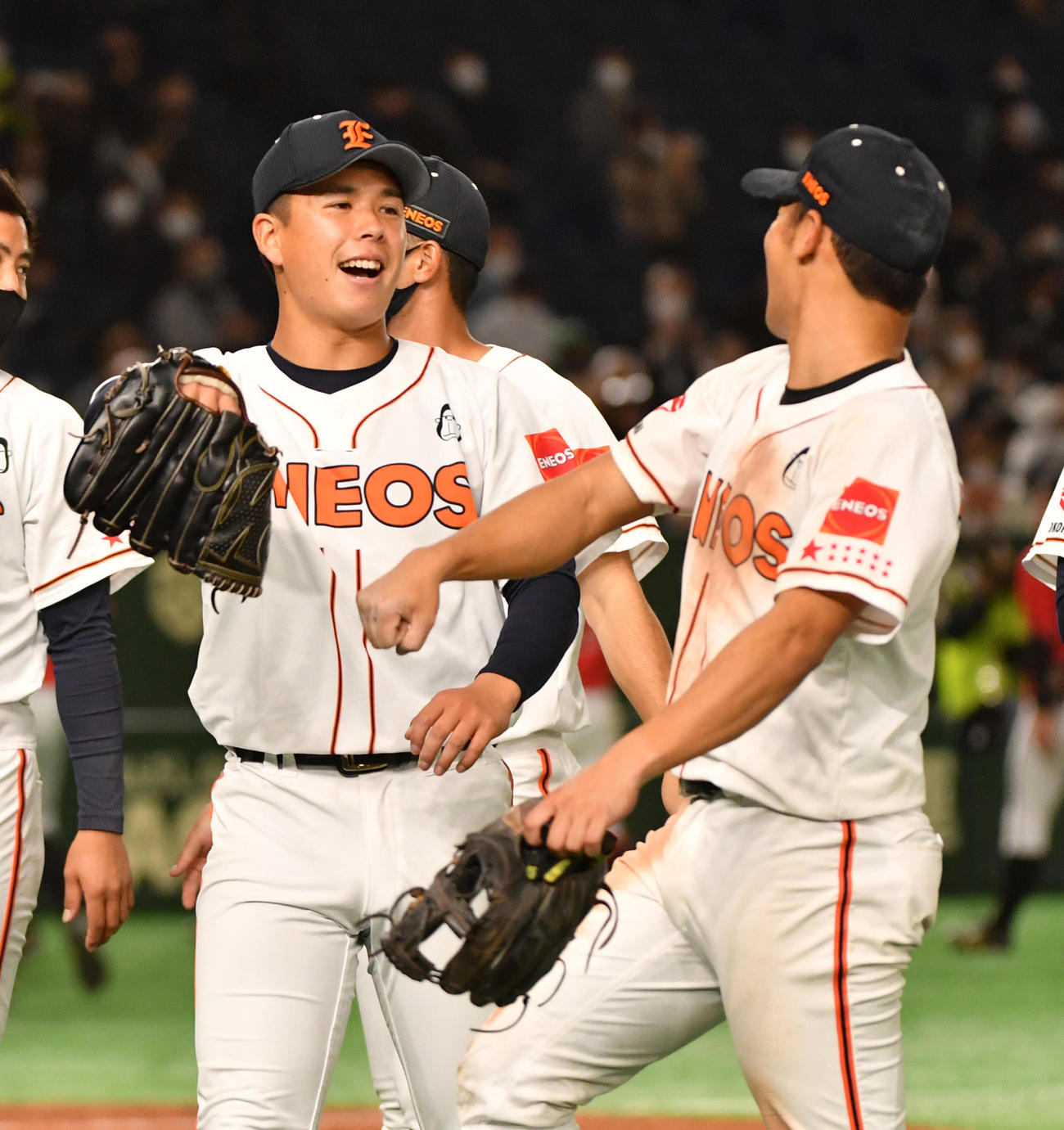 ENEOS対東邦ガス　勝利した楽天3位のENEOS・藤井（左）は小豆沢と喜び合う（撮影・柴田隆二）