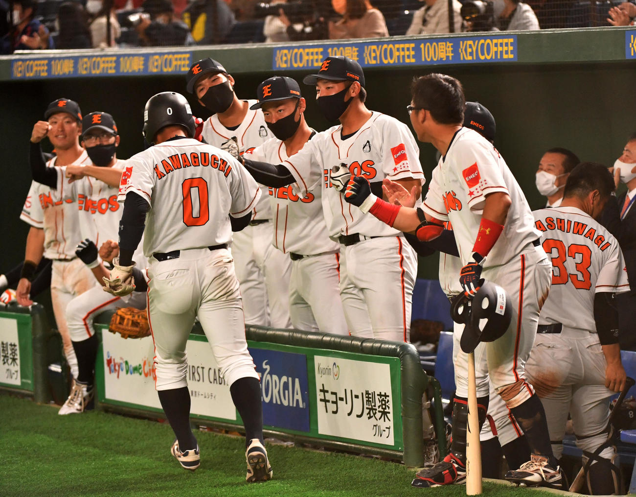 ENEOS対東邦ガス　8回表ENEOS2死一、二塁、小豆沢の左中間適時二塁打で一塁走者川口が生還しナインの出迎えを受ける（撮影・柴田隆二）