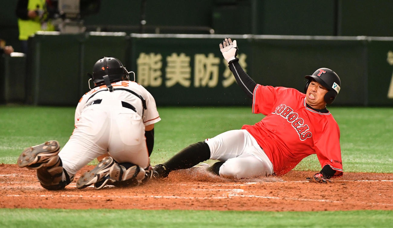 ENEOS対東邦ガス　4回裏東邦ガス無死一塁、若林の右越え安打で一塁走者上内が本塁を突くがアウトになる。捕手柏木（撮影・柴田隆二）