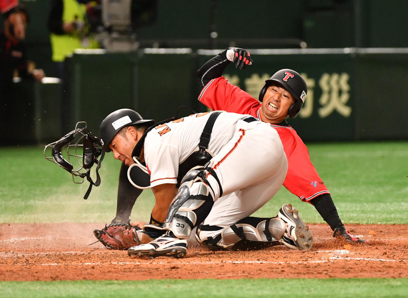 ENEOS対東邦ガス　4回裏東邦ガス無死一塁、若林の右越え安打で一塁走者上内が本塁を突くがアウトになる。捕手柏木（撮影・柴田隆二）