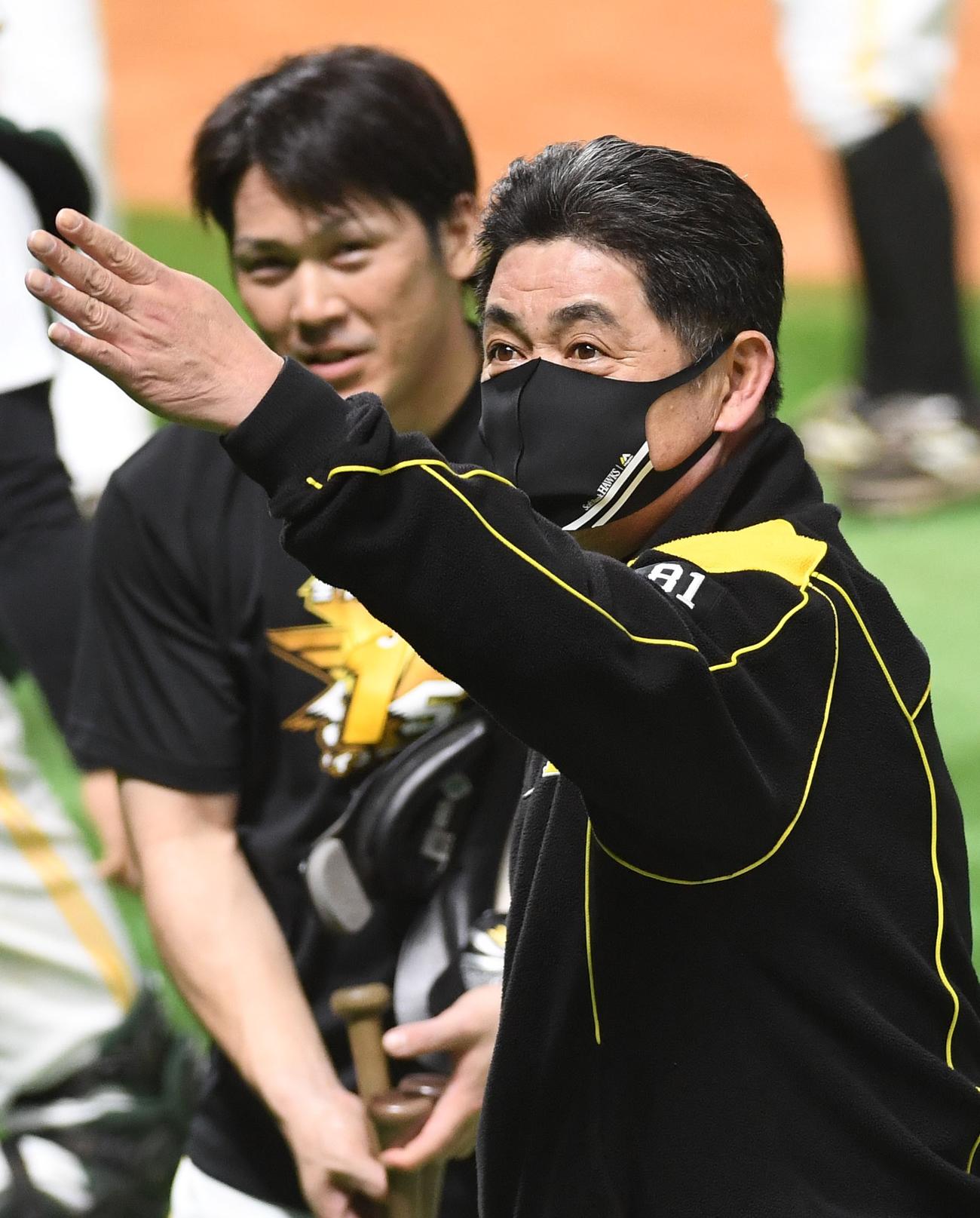全体練習を終えベンチに戻る工藤監督、後方は甲斐（撮影・今浪浩三）