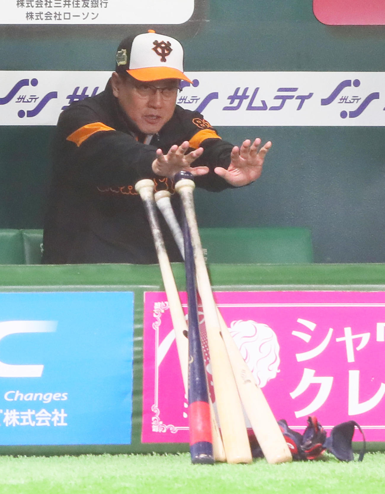 練習中、気合の入った表情を見せる巨人原監督（撮影・足立雅史）