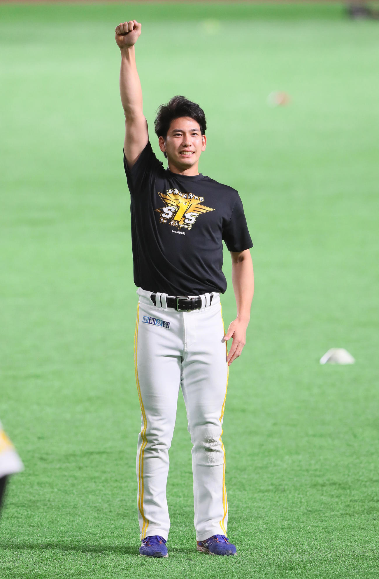 練習中「元気100倍アンパンマン！」のかけ声をナインの前で披露したソフトバンク栗原（撮影・足立雅史）
