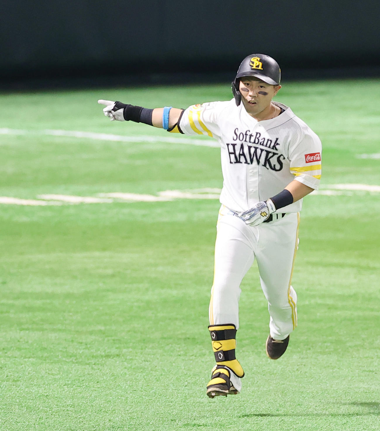 ソフトバンク対巨人　3回裏ソフトバンク2死二塁、先制の右越え2点本塁打を放ちバットを投げそのままベンチを指さす中村晃（撮影・垰建太）