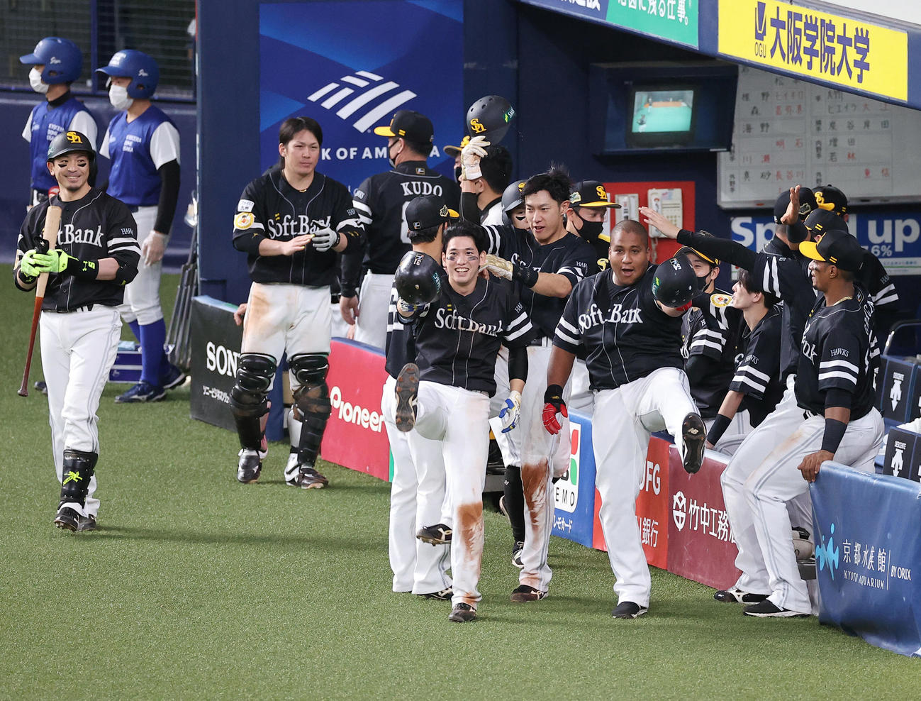 11月22日、SMBC日本シリーズ2020第2戦　満塁本塁打を放ったデスパイネ（中央右）は栗原（同左）、柳田らとポーズを決める