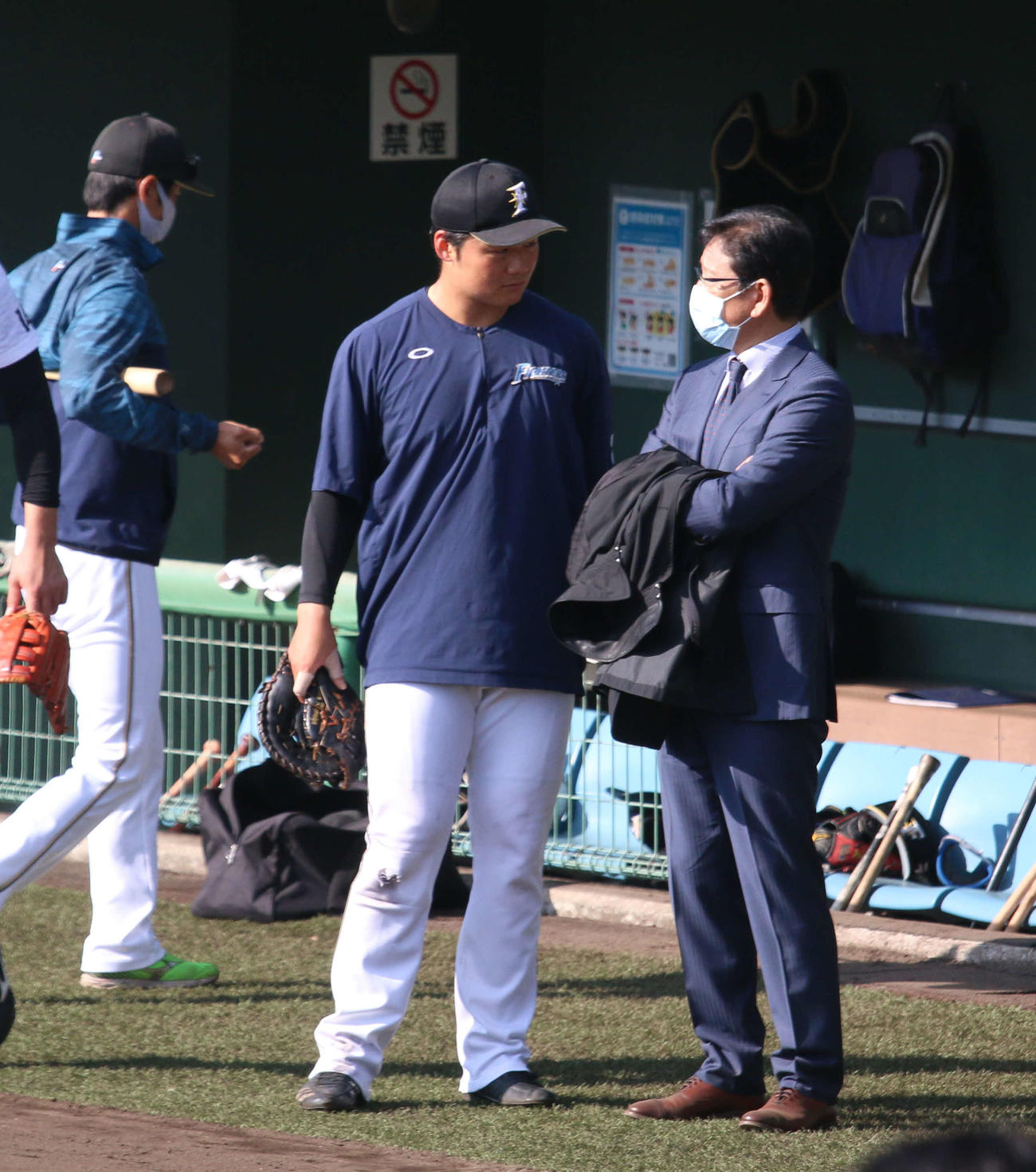 みやざきフェニックス・リーグを視察に訪れた日本ハム栗山監督は清宮（左）と話をする（撮影・木下大輔）