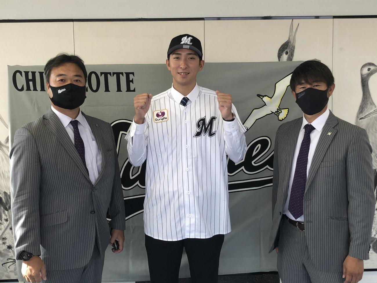 ロッテと契約合意したドラフト4位の星槎道都大・河村（中央）。左は永野スカウト部長、右は柳沼担当スカウト（球団提供）