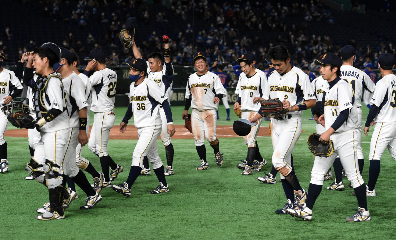 ジェイプロジェクト対鷺宮製作所　勝利した鷺宮製作所ナイン（撮影・柴田隆二）
