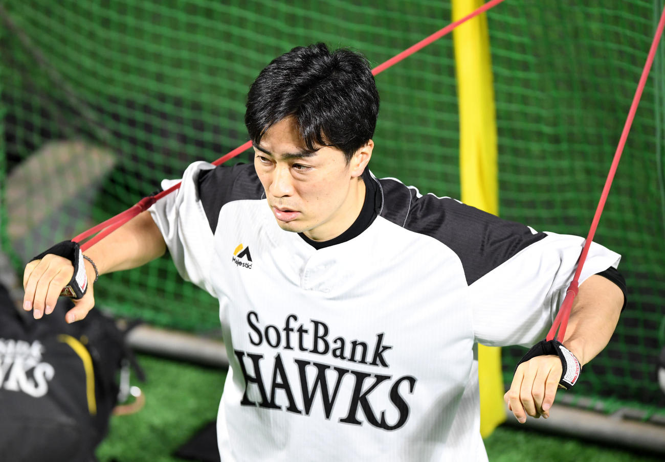 ソフトバンク対巨人　トレーニングをするソフトバンク和田（撮影・横山健太）