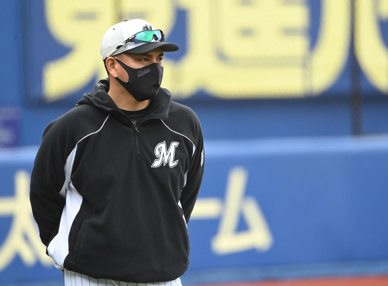 練習を見守るロッテ井口監督（撮影・鈴木みどり）