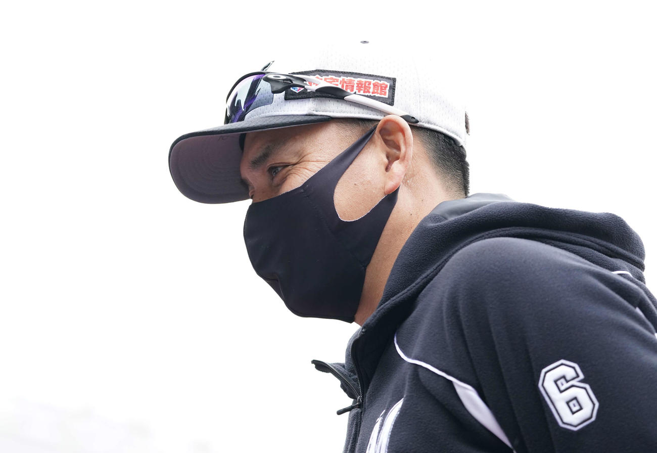 囲み取材で笑顔を見せるロッテ井口監督（撮影・鈴木みどり）