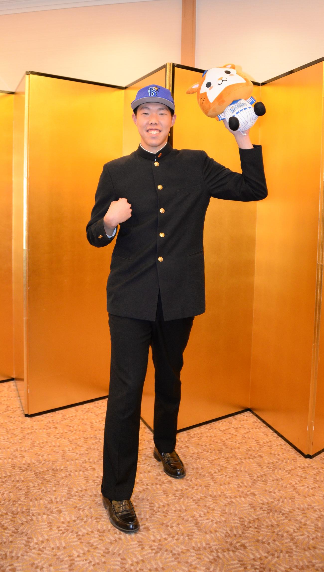 仮契約を終えたDeNAドラフト3位の横浜・松本は「将来的には沢村賞」と大きな目標を掲げた（撮影・鈴木正章）