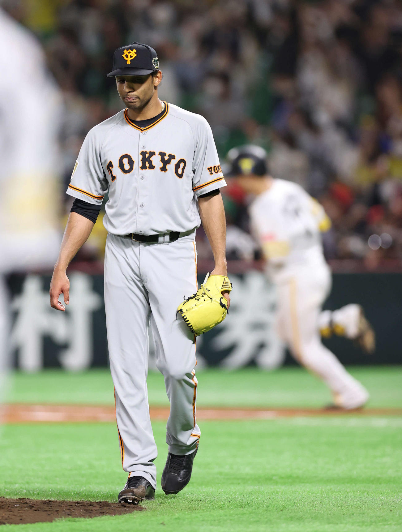 ソフトバンク対巨人　3回裏ソフトバンク2死二塁、中村晃（後方）に先制の2点本塁打を浴び険しい表情を見せるサンチェス（撮影・河野匠）