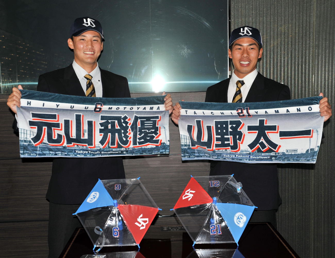 ヤクルトと仮契約をかわした元山（左）と山野の東北福祉大コンビは球団オリジナルタオルを手に活躍を誓う