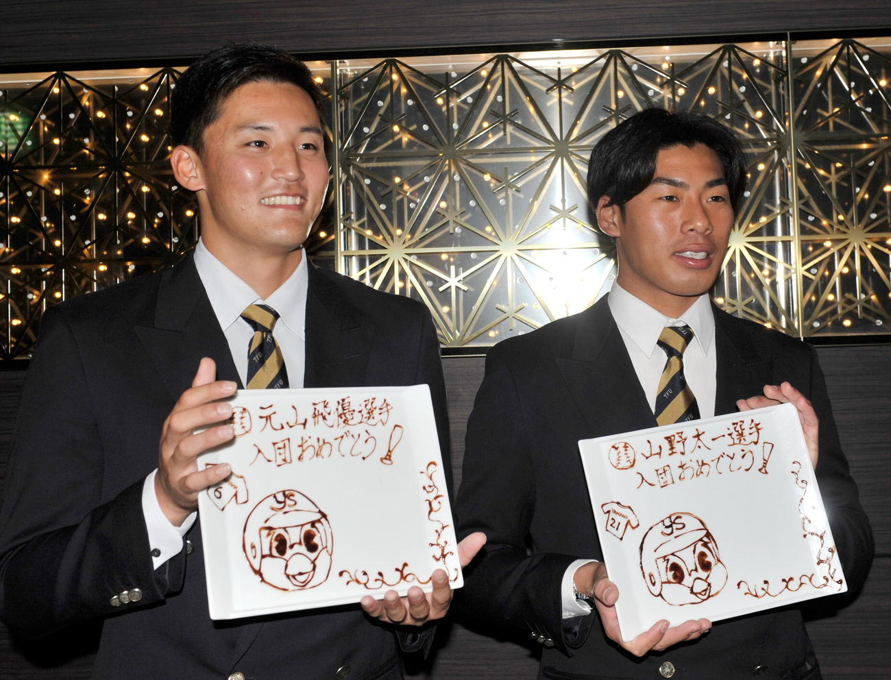 ヤクルトと仮契約した元山（左）と山野の東北福祉大コンビは、会見場所になった叙々苑から祝福のオリジナルプレートをプレゼントされて笑顔