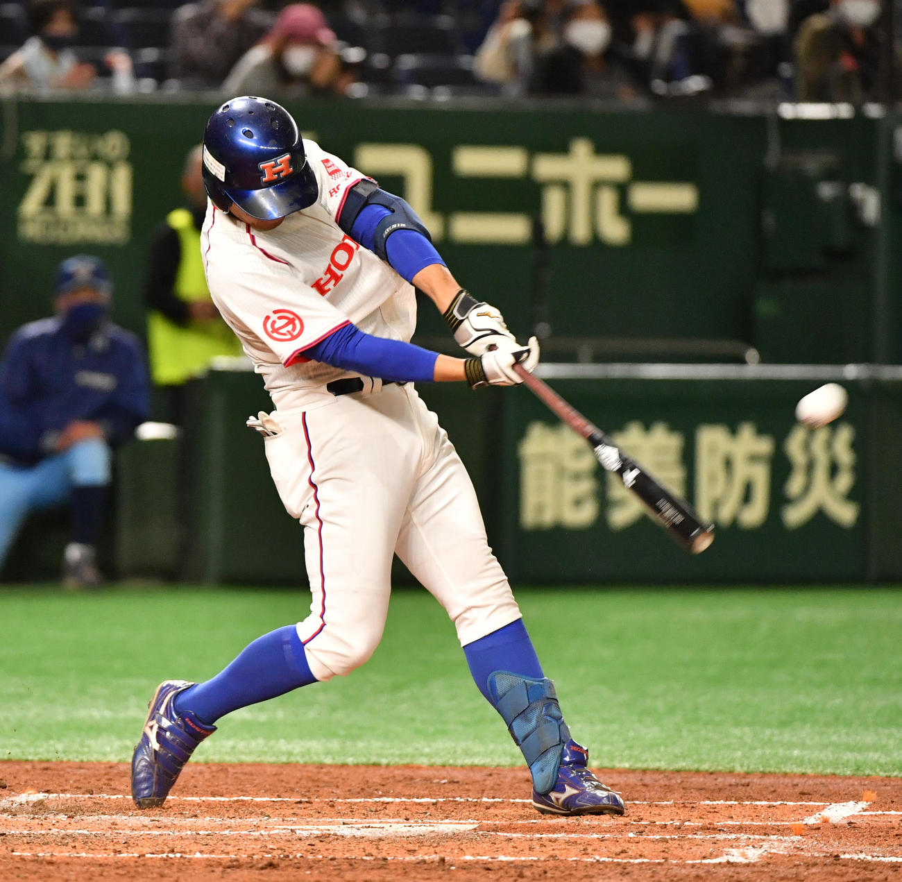 ホンダ対大阪ガス　3回表ホンダ1死一、三塁、佐藤は左越えに本塁打を放つ（撮影・柴田隆二）