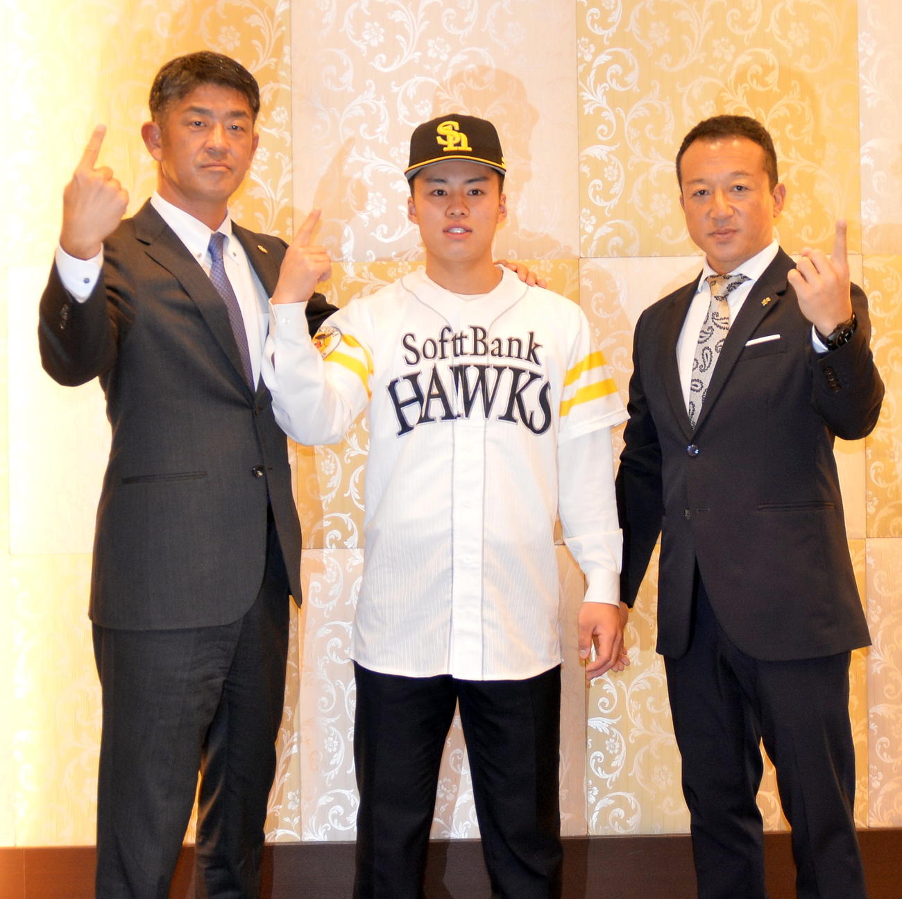 入団交渉を終え、ポーズを決めるドラフト4位の青森山田・川原田（中央）とソフトバンク福山アマスカウトチーフ（左）、作山スカウト（撮影・佐藤究）