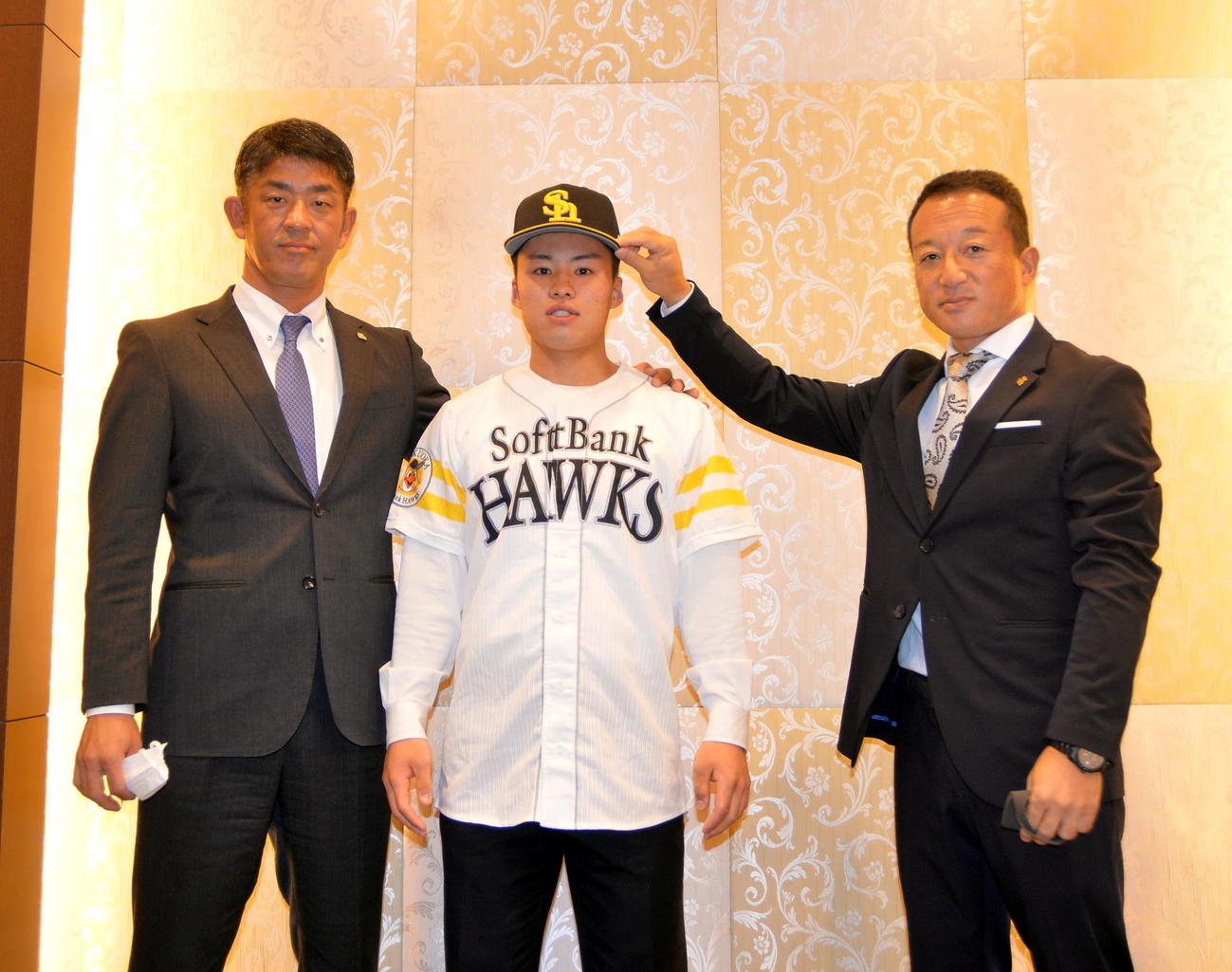 入団交渉を終え、笑顔を見せる青森山田・川原田（中央）とソフトバンクの福山アマスカウトチーフ（左）、作山スカウト（撮影・佐藤究）