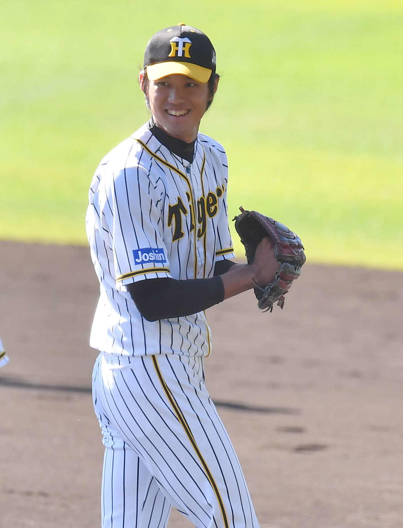 笑顔を見せながら練習に励む藤浪（撮影・上田博志）