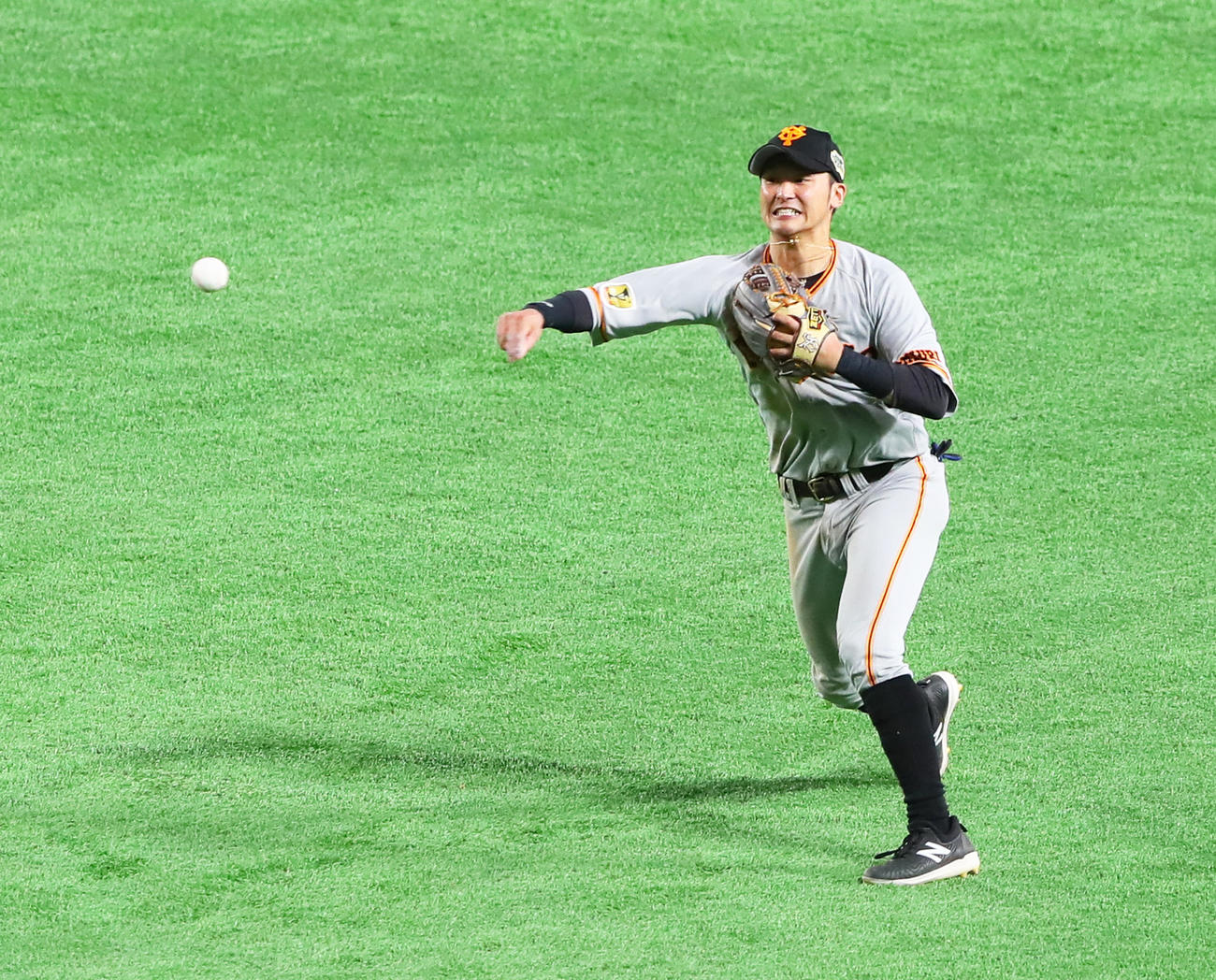 ソフトバンク対巨人　6回裏ソフトバンク2死満塁、長谷川の二ゴロに好守備を見せる吉川尚（撮影・足立雅史）