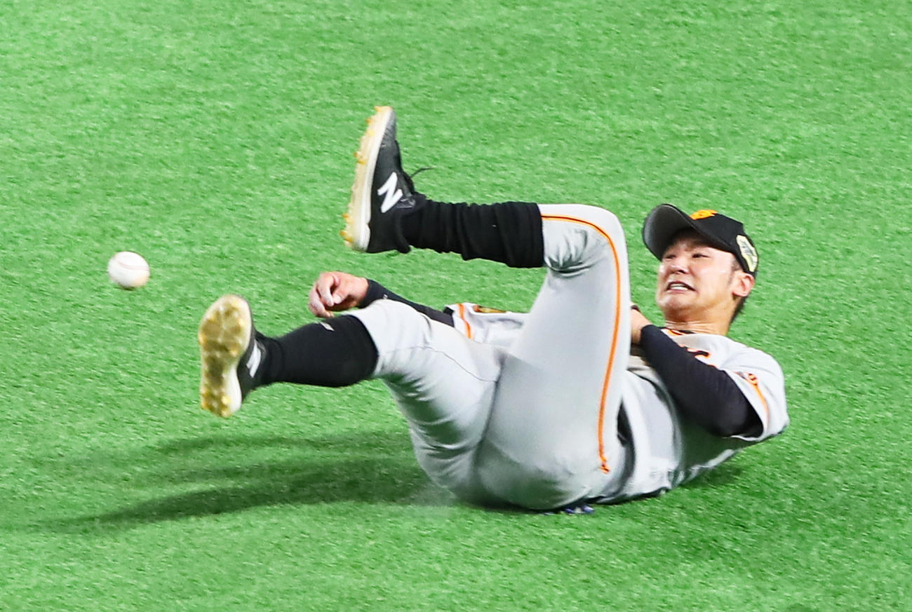 ソフトバンク対巨人　3回裏ソフトバンク2死、周東の内野安打となる打球を処理後、悪送球する二塁手吉川尚（撮影・足立雅史）