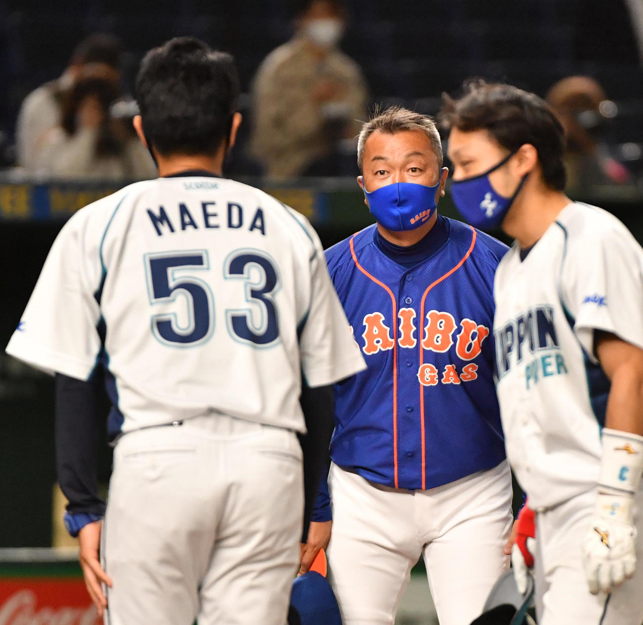 日本製紙石巻対西部ガス　試合前、あいさつする西部ガス・香田監督(中央)（撮影・柴田隆二）