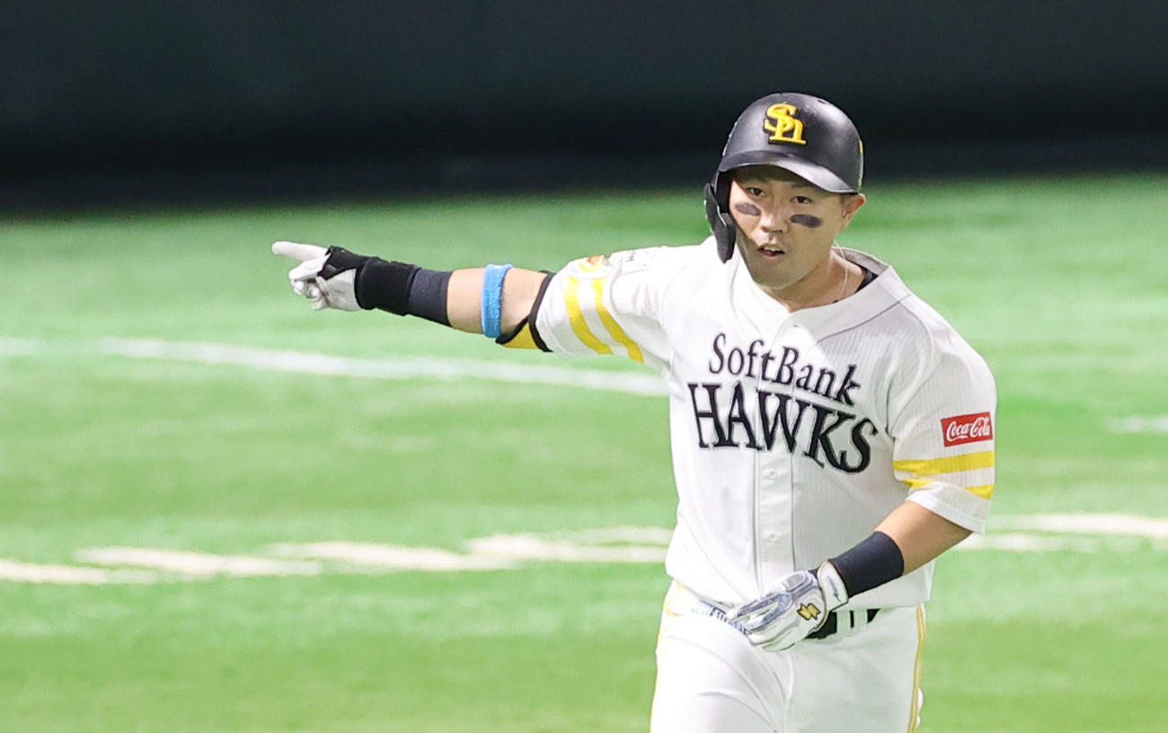ソフトバンク対巨人　3回裏ソフトバンク2死二塁、先制の右越え2点本塁打を放ちバットを投げそのままベンチを指さす中村晃（撮影・垰建太）