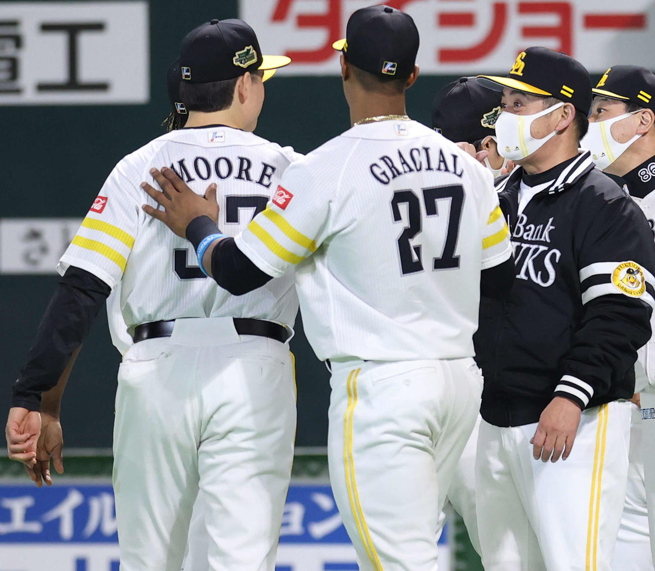 ソフトバンク対巨人　巨人を下し、勝利投手のムーア（左）を迎える工藤監督（右）（撮影・河野匠）